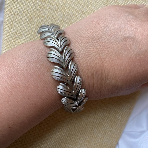 Vintage Trifari Brushed Silver‎ Tone Heart Link Bracelet - Picture 7 of 7